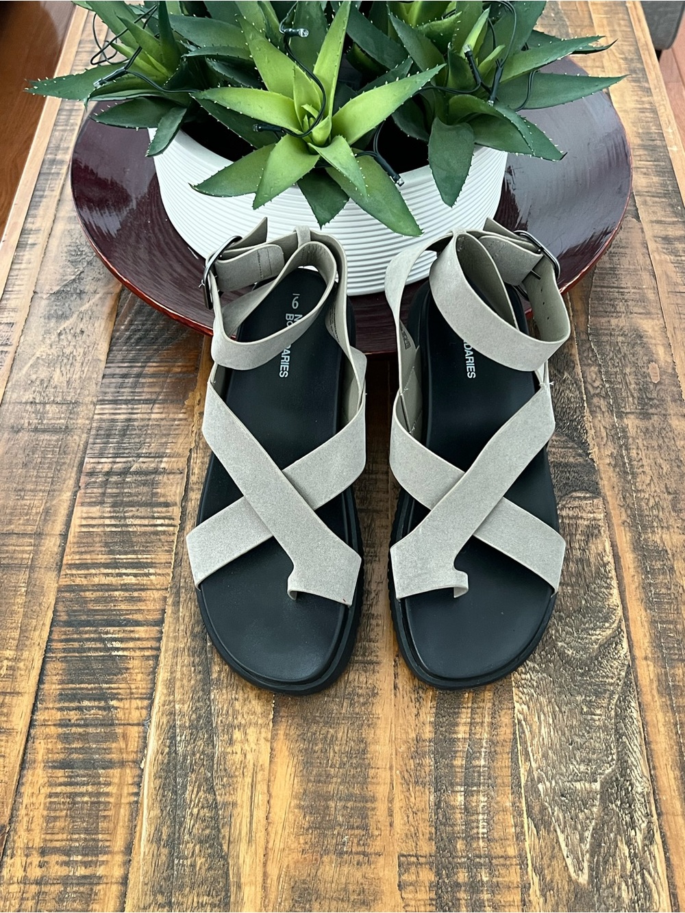 No Boundaries Women’s Taupe Crisscross Strap Sandals Comfortable Everyday Style